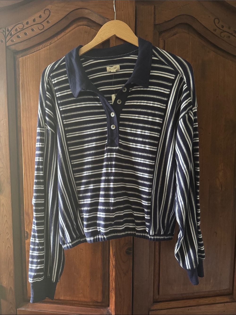 NWT PILCRO COTTON LONG SLEEVE EAST WEST STRIPE POLO TOP. SIZE M.